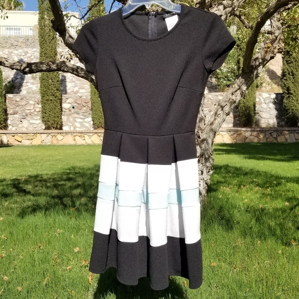 B.Darlin⚘Beautiful black,white, and green dress